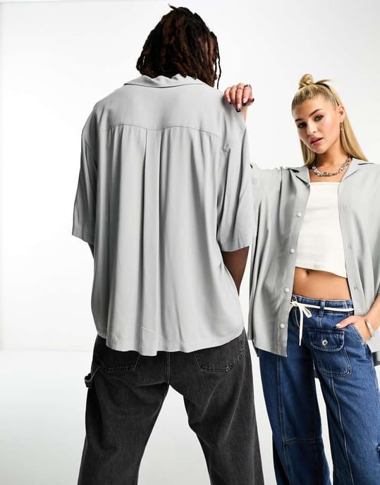 Weekday Unisex oversized kortärmad resortskjorta i grått exklusiv för ASOS - Image 2