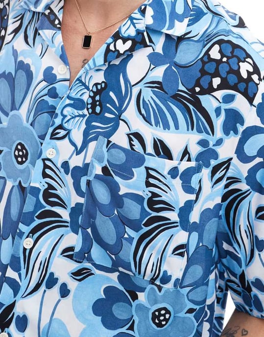 ASOS DESIGN avslappnad skjorta med uppvikt krage och målat blommönster i blått - Image 2