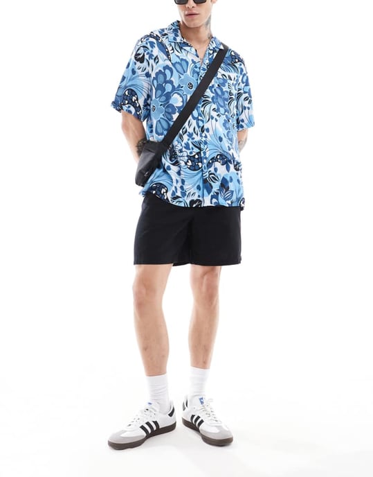 ASOS DESIGN avslappnad skjorta med uppvikt krage och målat blommönster i blått - Image 3