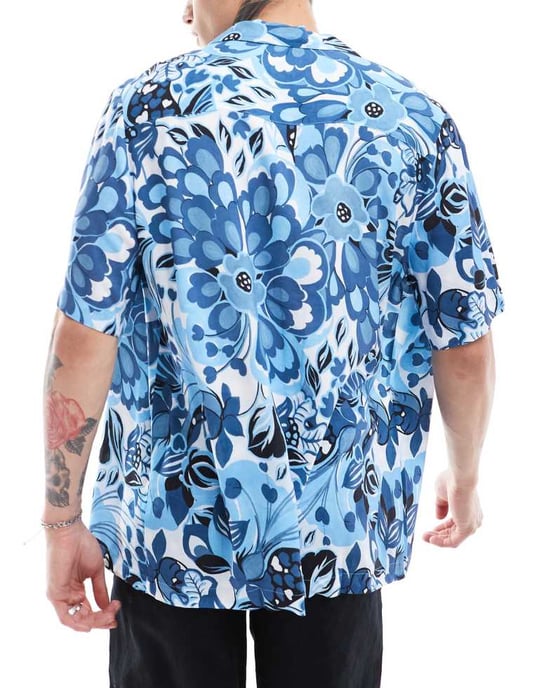 ASOS DESIGN avslappnad skjorta med uppvikt krage och målat blommönster i blått - Image 4
