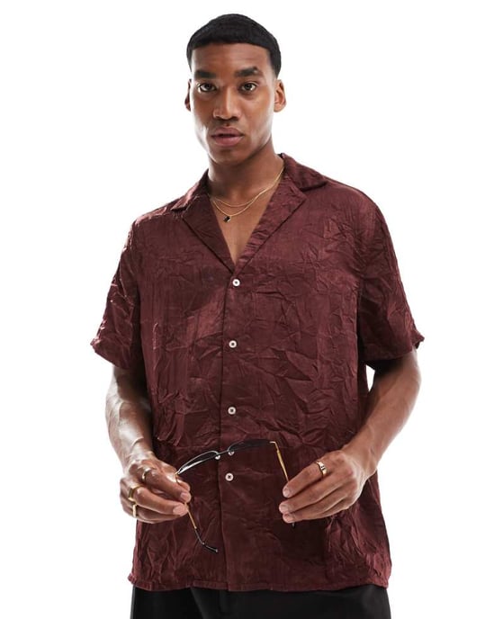 ASOS DESIGN avslappnad passform djup krage krinklad satin skjorta i brun - Image 1