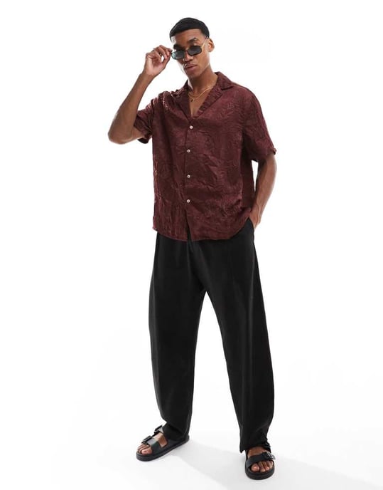 ASOS DESIGN avslappnad passform djup krage krinklad satin skjorta i brun - Image 2