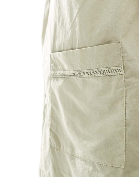 ASOS DESIGN avslappnad revere-skjorta i bomulls-poplin med kant i olivgrön - Image 4