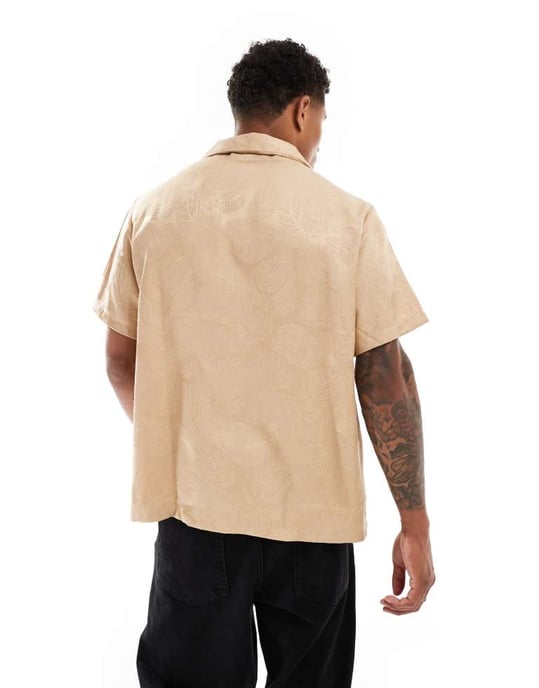 ASOS DESIGN kortärmad avslappnad skjorta med revere i beiga blad jacquard - Image 2