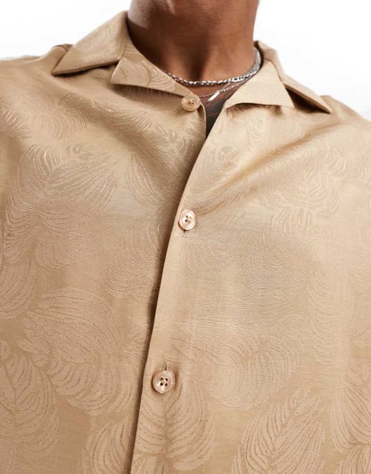 ASOS DESIGN kortärmad avslappnad skjorta med revere i beiga blad jacquard - Image 3