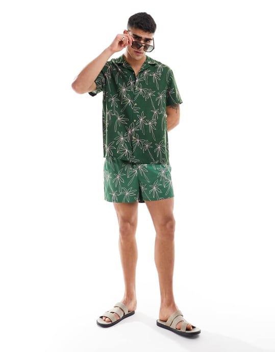 ASOS DESIGN koord avslappnad revere strandskjorta i doodle palmträdsmönster i grön - Image 3