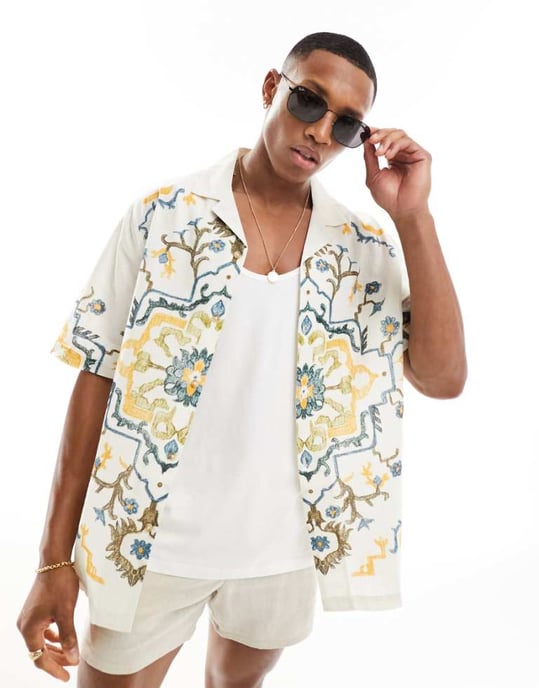 ASOS DESIGN avslappnad kavajskjorta med placeringstryck i ecru - Image 1
