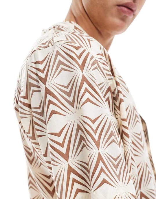 Utvald kortärmad skjorta med geometriskt mönster i beige - Image 3