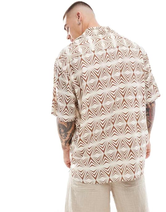 Utvald kortärmad skjorta med geometriskt mönster i beige - Image 4