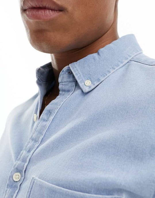 ASOS DESIGN slim rullärmad denimskjorta med knappad krage i ljusblåtvätt - Image 2