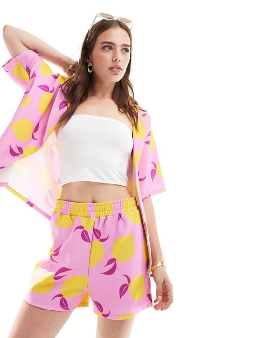 ASOS DESIGN lång linje kort set i rosa citrontryck - Image 1