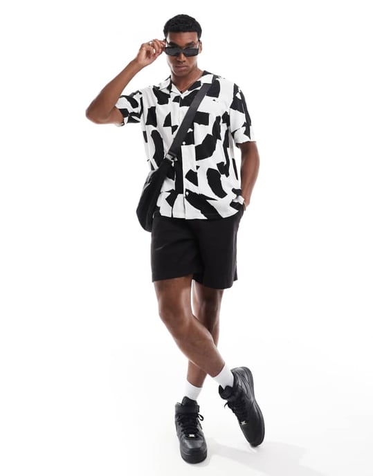 Jack & Jones revere krageskjorta i svart geo-blommönster - Image 3