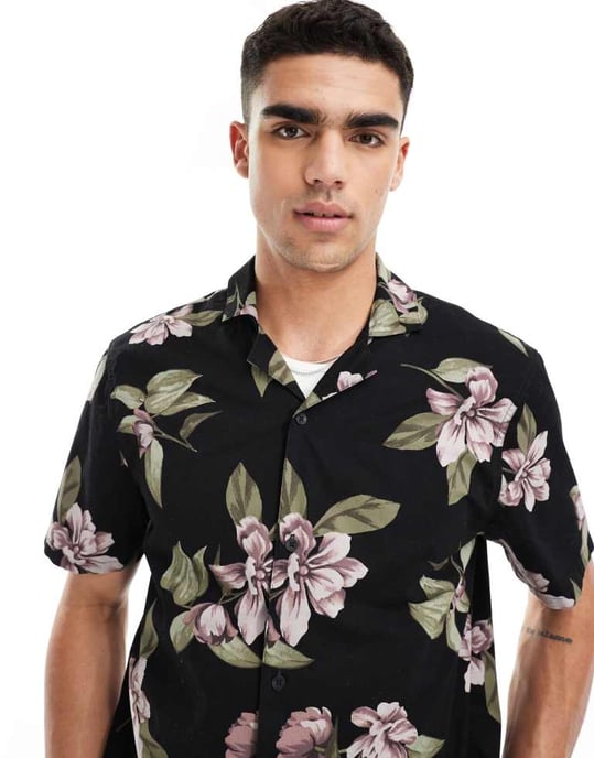 Hollister kortärmad skjorta med omvänd krage blommönster poplin boxig passform i svart - Image 3