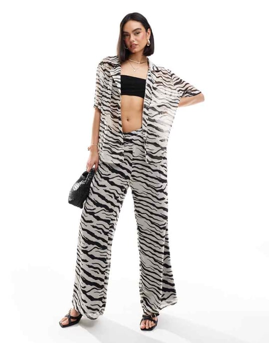 SNDYS genomskinlig kortärmad skjorta i zebra - Image 3