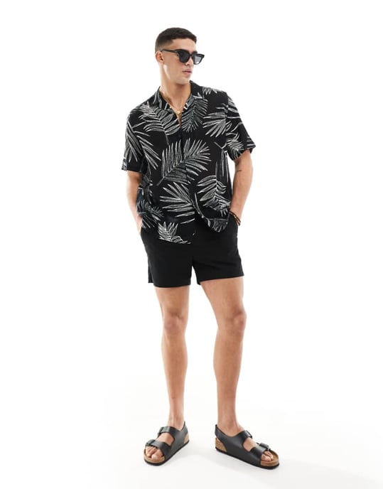ASOS DESIGN avslappnad skjorta med krage och bladtryck i svart - Image 4