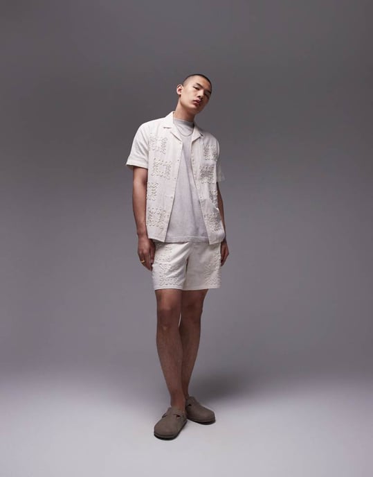 Topman koord kortärmad regular fit broderad skjorta i off-white - Image 3