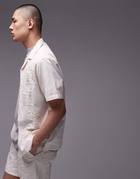 Topman koord kortärmad regular fit broderad skjorta i off-white - Image 4