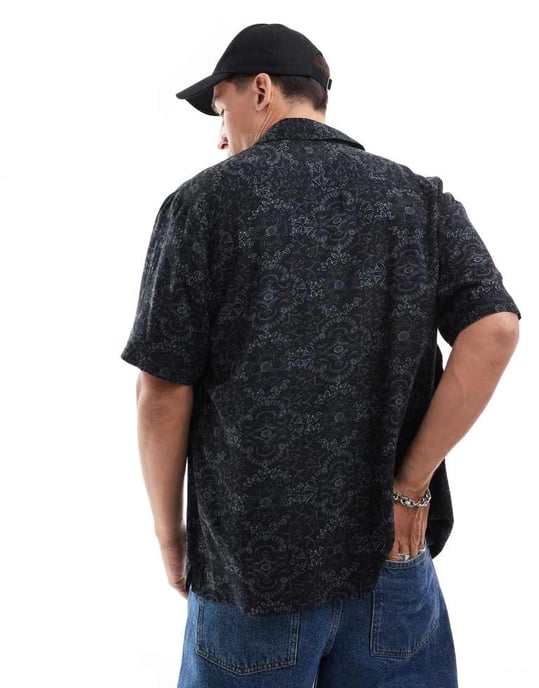 Hollister kortärmad skjorta med omvänd krage i texturerad rayon med medaljongmönster i svart - Image 2