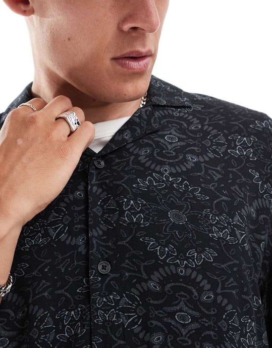 Hollister kortärmad skjorta med omvänd krage i texturerad rayon med medaljongmönster i svart - Image 3