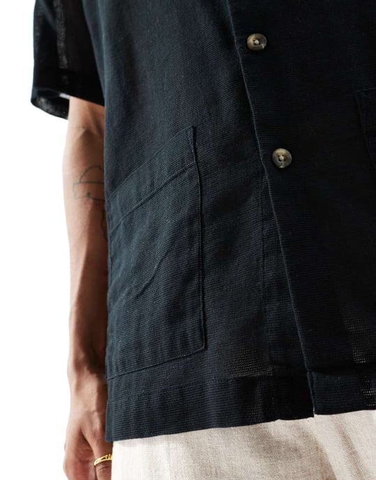 ASOS DESIGN avslappnad texturerad skjorta med fickor i svart - Image 4