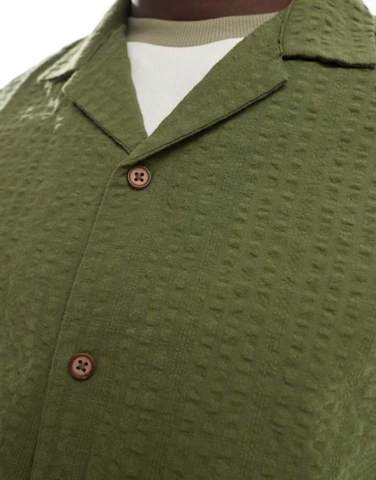 ASOS DESIGN 90-tals oversized kortärmad skjorta i seersucker-textur i khaki grönt - Image 4