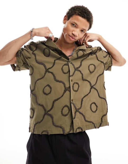 COLLUSION texturerad kortärmad festivalshirt i khaki - Image 2