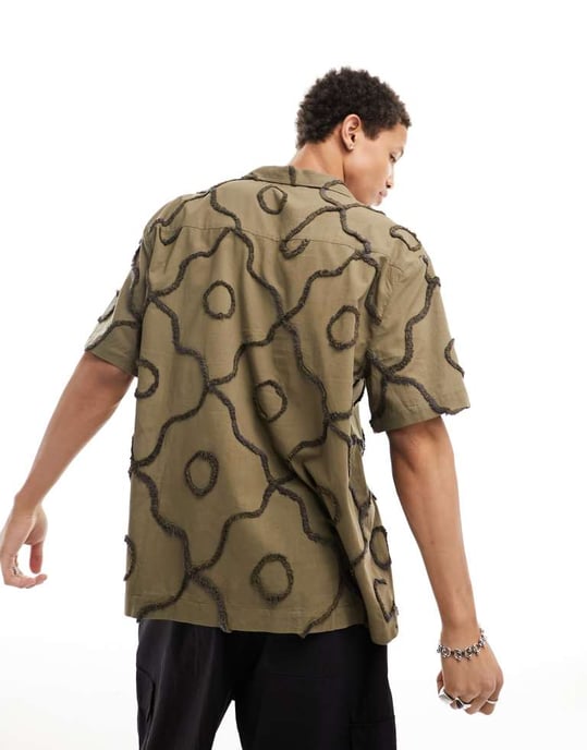 COLLUSION texturerad kortärmad festivalshirt i khaki - Image 3