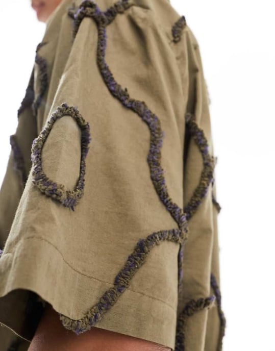 COLLUSION texturerad kortärmad festivalshirt i khaki - Image 4