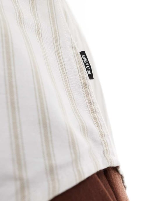 ONLY & SONS kortärmad oxfordskjorta i vitt med beige rand - Image 3