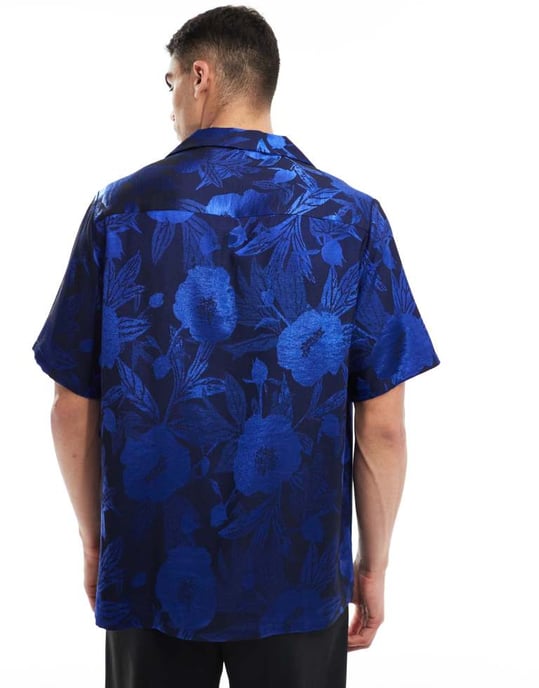 ASOS DESIGN kortärmad avslappnad skjorta med krage i blå blommig jacquard - Image 2