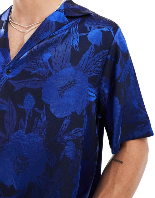 ASOS DESIGN kortärmad avslappnad skjorta med krage i blå blommig jacquard - Image 4