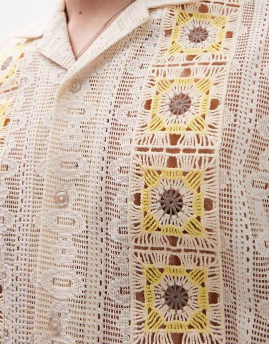 Topman kortärmad virkad blus med blomsterpanel i stenfärg - Image 4