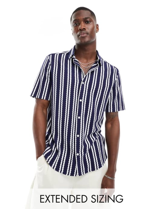 ASOS DESIGN texturerad regular shirt i marinrandig - Image 1