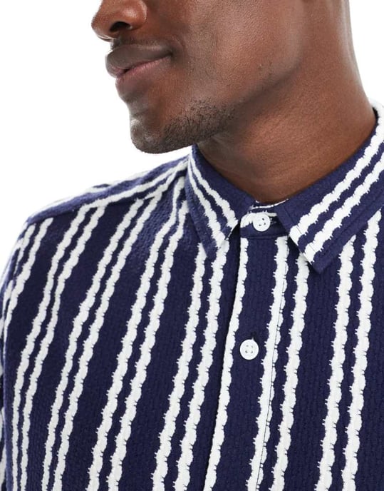 ASOS DESIGN texturerad regular shirt i marinrandig - Image 4