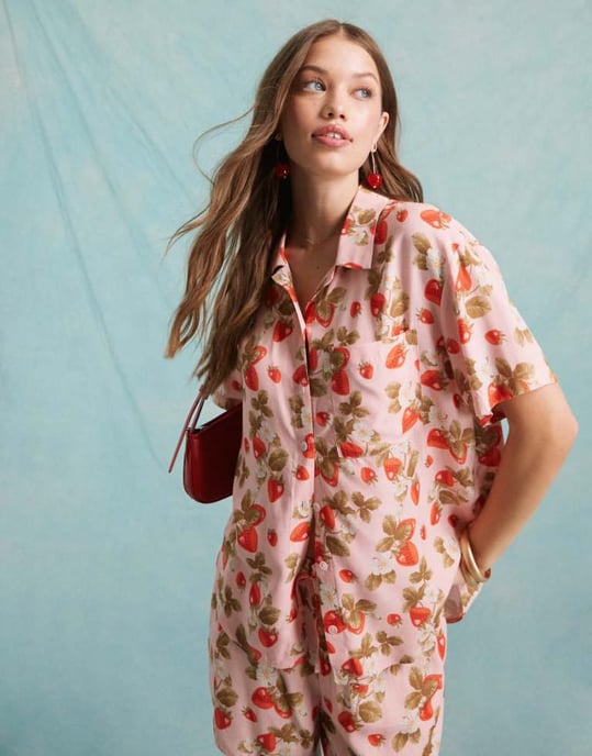 Miss Selfridge linne-look kortärmad resortskjorta koord i jordgubbstryck - Image 1