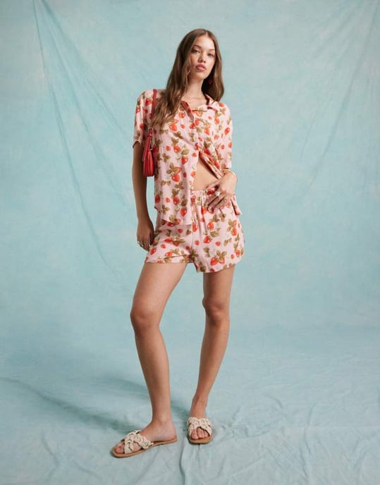 Miss Selfridge linne-look kortärmad resortskjorta koord i jordgubbstryck - Image 2