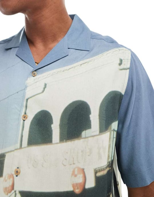 ASOS DESIGN avslappnad skjorta med rever och fotografiskt tryck i blått - Image 4