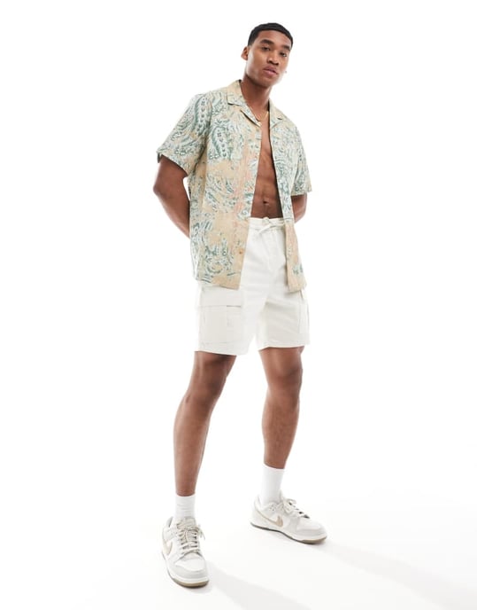 ASOS DESIGN avslappnad skjorta med krage i neutrala färger och geometrisk mönstring - Image 3