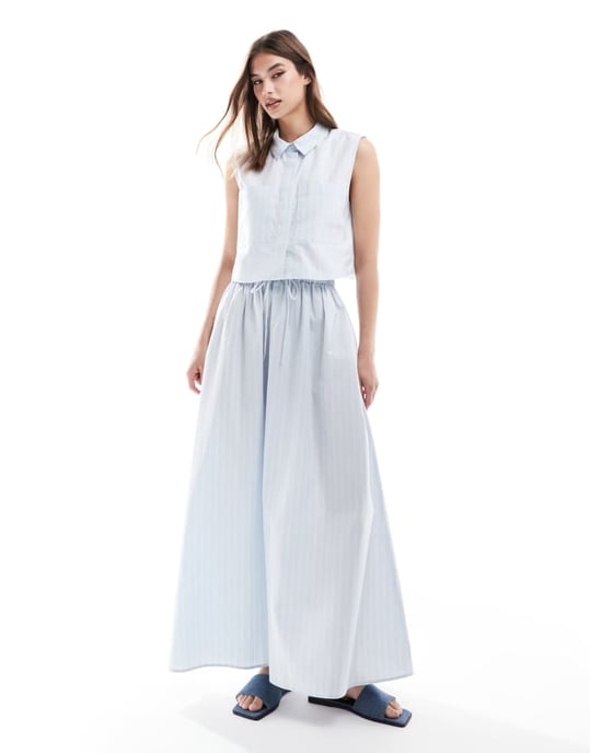 ASOS DESIGN ärmlös kort topp i blå och vit randig mönster - Image 2
