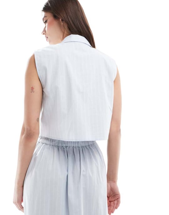 ASOS DESIGN ärmlös kort topp i blå och vit randig mönster - Image 3