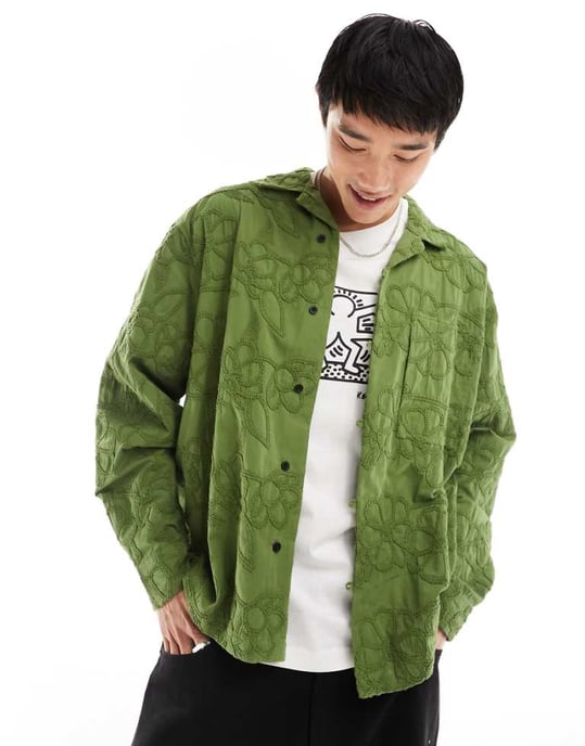ASOS DESIGN boxy oversized skjorta med upp-och-nedvikta krage i broderad khaki-grön - Image 1