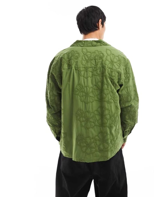 ASOS DESIGN boxy oversized skjorta med upp-och-nedvikta krage i broderad khaki-grön - Image 2