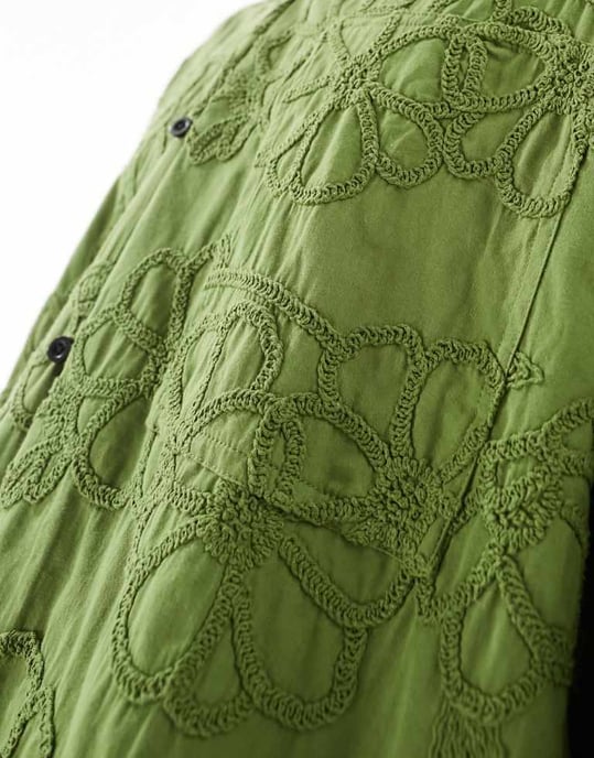 ASOS DESIGN boxy oversized skjorta med upp-och-nedvikta krage i broderad khaki-grön - Image 4