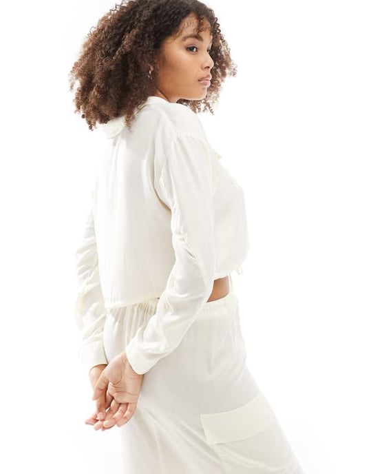 ASOS DESIGN utilitydetaljerad kortärmsskjorta i krämfärg - Image 4