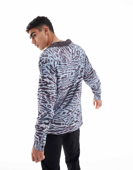 ASOS DESIGN avslappnad skjorta med krage i leopardmönster och kontrasterande krage - Image 4