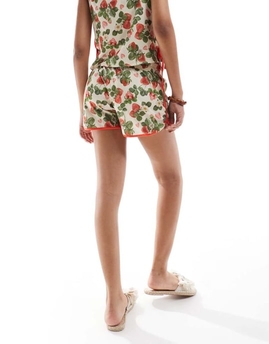 ASOS DESIGN kontrastkantad kort co-ord i frukttryck - Image 2