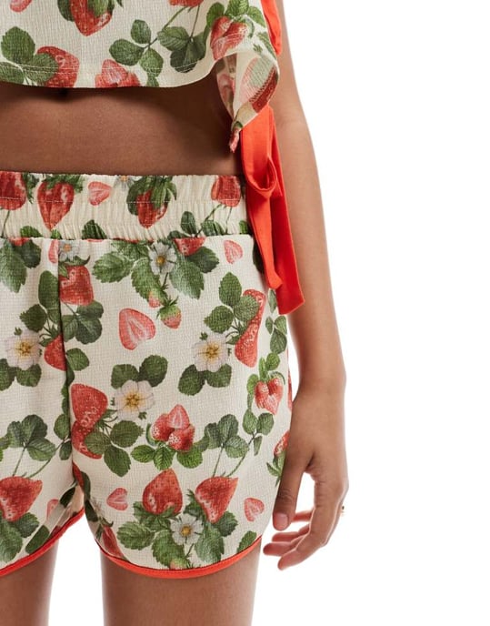 ASOS DESIGN kontrastkantad kort co-ord i frukttryck - Image 3