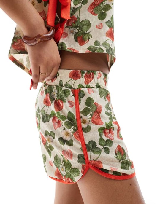 ASOS DESIGN kontrastkantad kort co-ord i frukttryck - Image 4