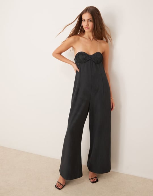 ASOS DESIGN bandeau veckad byst vidbenad jumpsuit i grått rutig mönster - Image 1