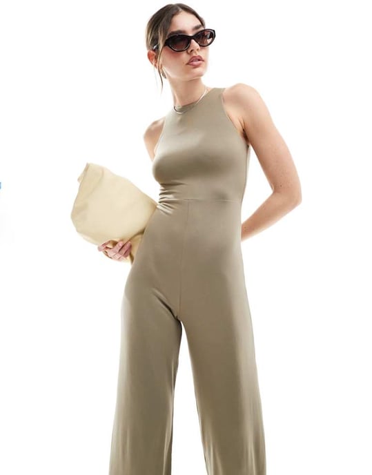 ASOS DESIGN mjukt touch racer neck jumpsuit med vida ben i grönt - Image 3